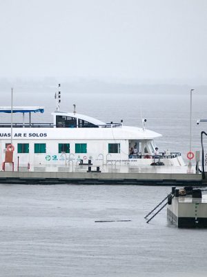 O barco do Programa de Monitoramento de Água, Ar e Solos do Estado do Amazonas (ProQAS/AM), desenvolvido pela Universidade do Estado do Amazonas (UEA), retornou a Manaus nesta quarta-feira (26). Após 14 dias de expedição, a equipe, formada por 19 tripulantes, passou por 5 municípios (Urucurituba, Borba, Manicoré, Novo Aripuanã e Humaitá) em um processo de coleta que possibilitará em, aproximadamente, uma semana, resultados que indicam a qualidade das águas dos rios da Bacia Amazônica.