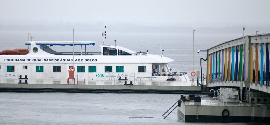 O barco do Programa de Monitoramento de Água, Ar e Solos do Estado do Amazonas (ProQAS/AM), desenvolvido pela Universidade do Estado do Amazonas (UEA), retornou a Manaus nesta quarta-feira (26). Após 14 dias de expedição, a equipe, formada por 19 tripulantes, passou por 5 municípios (Urucurituba, Borba, Manicoré, Novo Aripuanã e Humaitá) em um processo de coleta que possibilitará em, aproximadamente, uma semana, resultados que indicam a qualidade das águas dos rios da Bacia Amazônica.