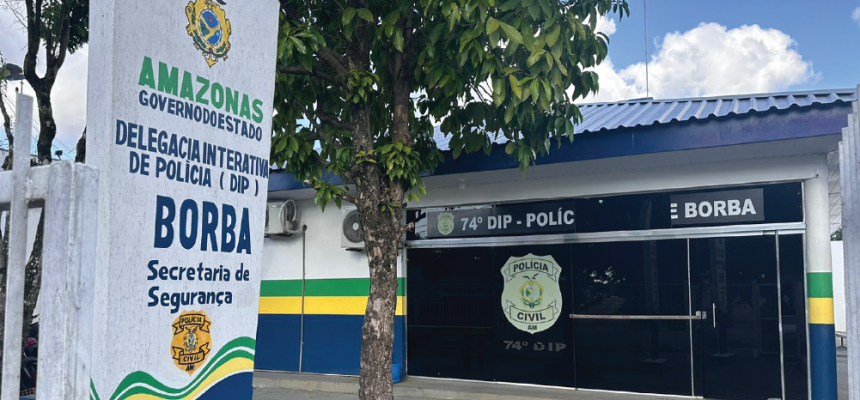 A Polícia Civil do Amazonas (PC-AM), por meio da 74ª Delegacia Interativa de Polícia (DIP) de Borba (a 151 quilômetros de Manaus), prendeu em flagrante, na última sexta-feira (07), Antenor Junior, 30; Andresa Nogueira, 34; Leonardo Vargas, 37; Mirian Aline, 24; Vanderson de Souza, 32, e um homem de 28 anos, por tortura majorada de um adolescente, de 15 anos, e um jovem, de 18 anos. As prisões ocorreram na comunidade Axinin, no município.