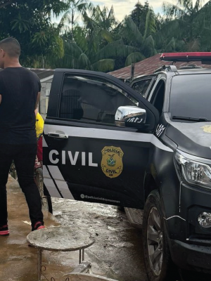 A Polícia Civil do Amazonas (PC-AM), por meio da 74ª Delegacia Interativa de Polícia (DIP) de Borba (a 151 quilômetros de Manaus), cumpriu, na segunda-feira (1º/04), um mandado de prisão temporária contra os irmãos Clorisvaldo Gonçalves de Oliveira, 44, conhecido como “Cori”, e Robinaldo Gonçalves de Oliveira, 34, chamado de “Robi”, por tentativa de homicídio contra um vendedor de roupas de 31 anos. O crime aconteceu em 17 de fevereiro deste ano, no bairro São José, no município.