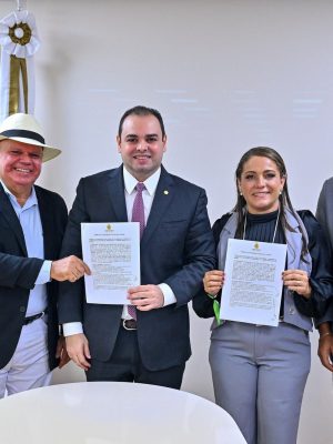 A partir deste mês de abril, os vereadores de Borba (distante a 210 quilômetros de Manaus) poderão iniciar os trabalhos de revisão e atualização da Lei Orgânica do município e do Regimento Interno da Casa legislativa, com apoio dos servidores do Centro de Cooperação Técnica do Interior (CCOTI), órgão vinculado à Assembleia Legislativa do Amazonas (Aleam).
