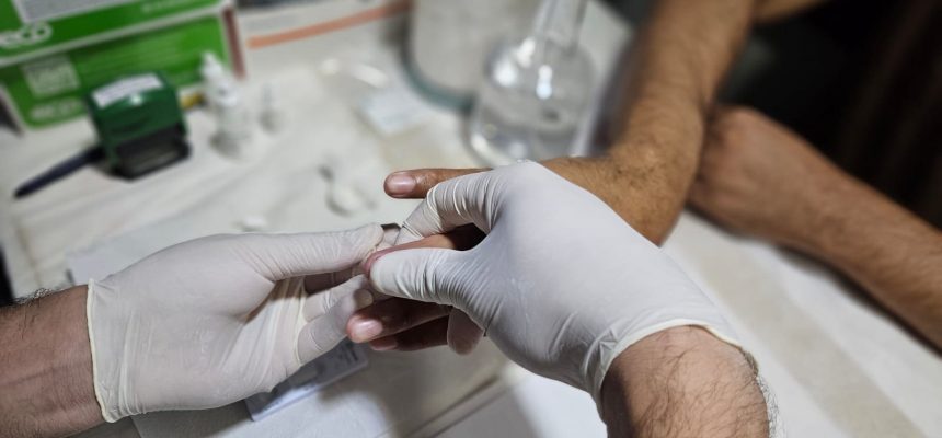 O Amazonas encerra 2025 com dados que apontam uma redução de 20,7% na mortalidade por Aids entre 2013 e 2023, conforme o último boletim HIV do Ministério da Saúde. A queda acompanha a ampliação de políticas públicas de prevenção, diagnóstico e tratamento das Infecções Sexualmente Transmissíveis (ISTs) no estado.